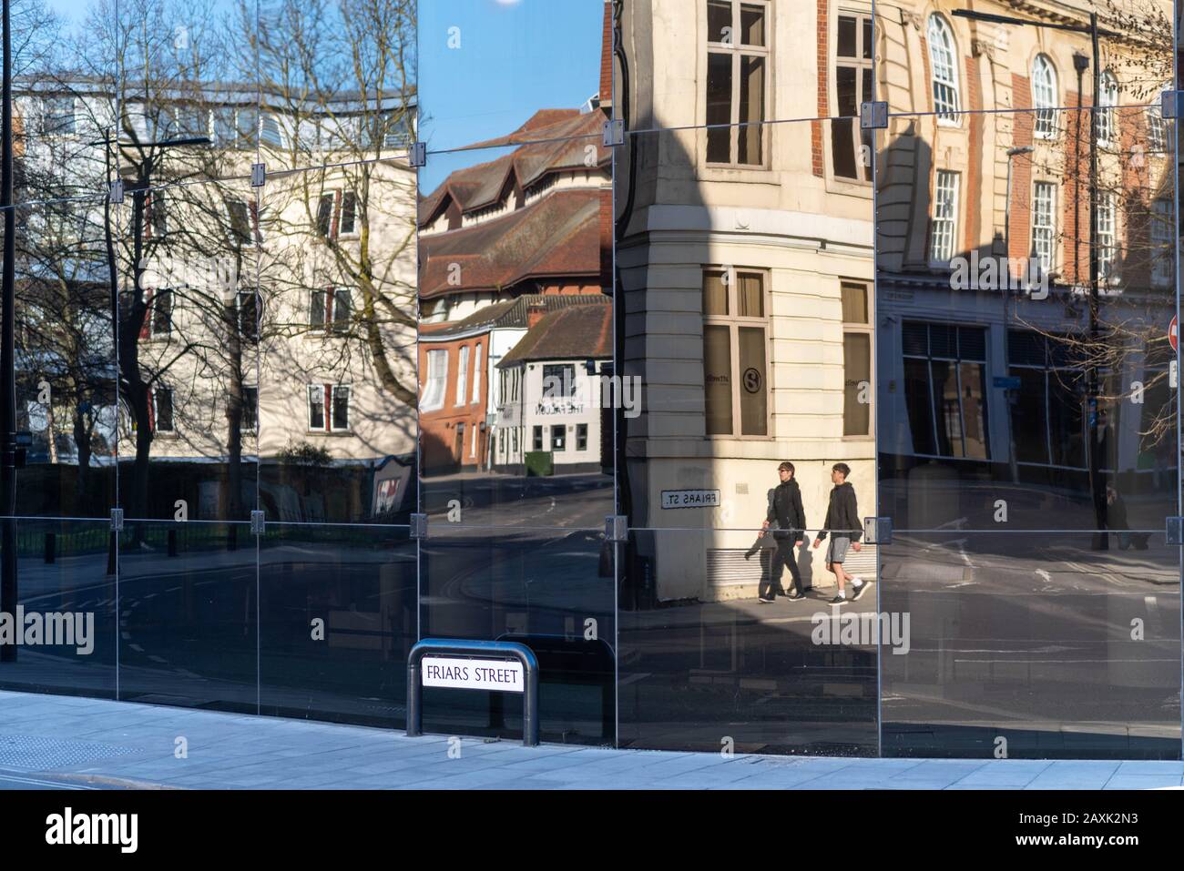 Abstrakte Reflexionen von Gebäuden in Glasfenstern des hochmodernen Willis Towers Watson Gebäudes, Ipswich, Großbritannien Stockfoto