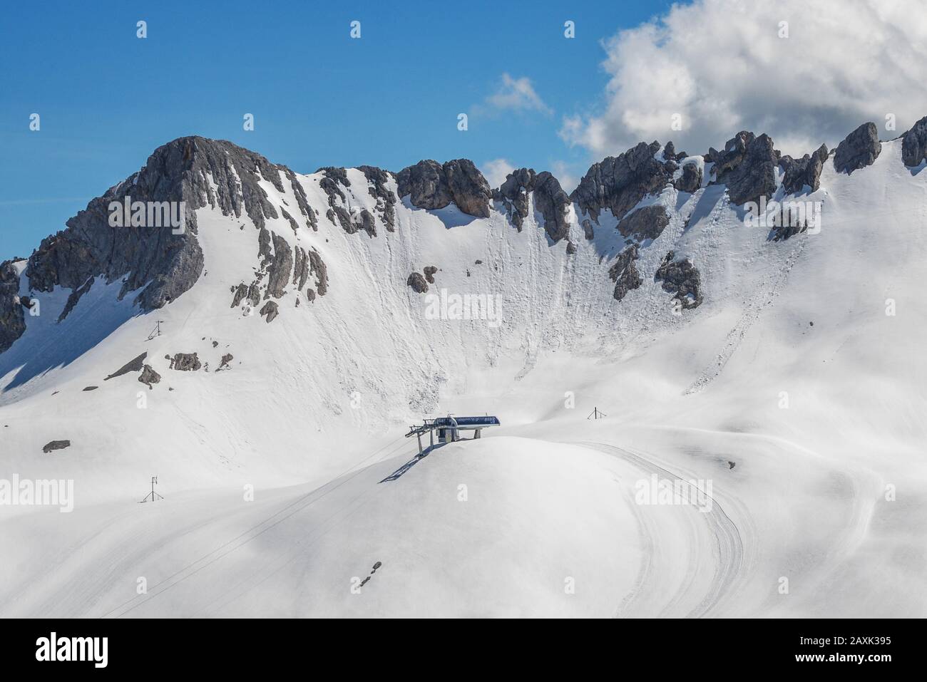 Alpenpanorama mit Skistation Stockfoto