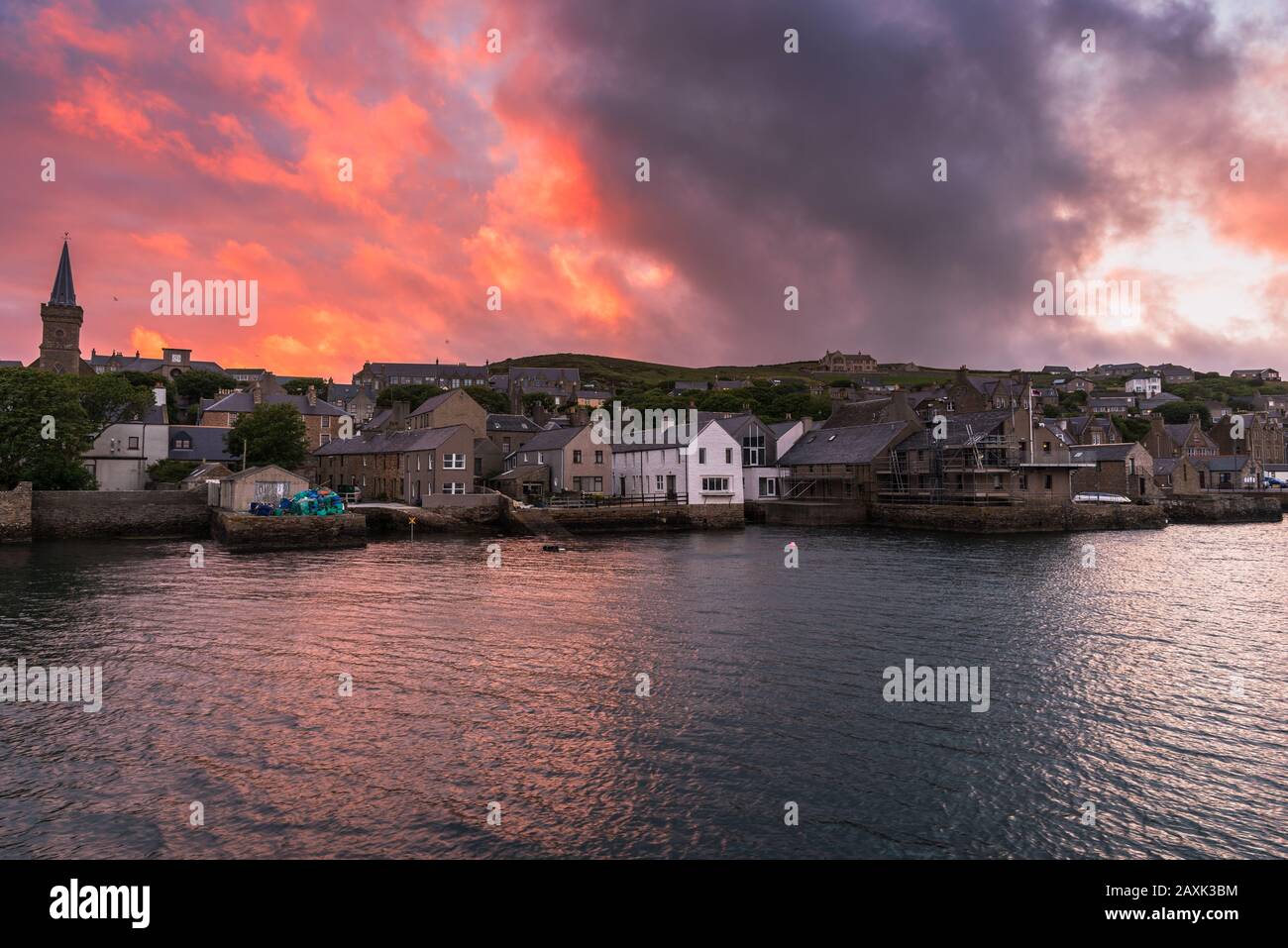Dramatischer Sommeruntergang über einer schönen Küstenstadt in Schottland Stockfoto