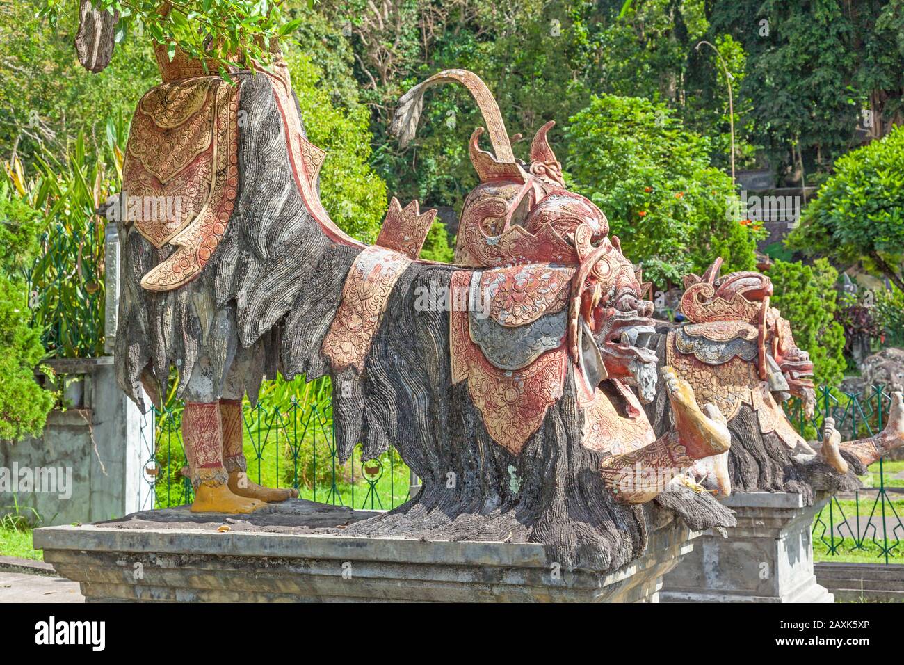 Steinskulpturen eines Fabelwesens in Tirltagangga in Amlapura, dem besten erhaltenen Beispiel der königlichen Wasserpaläste Balis. Stockfoto