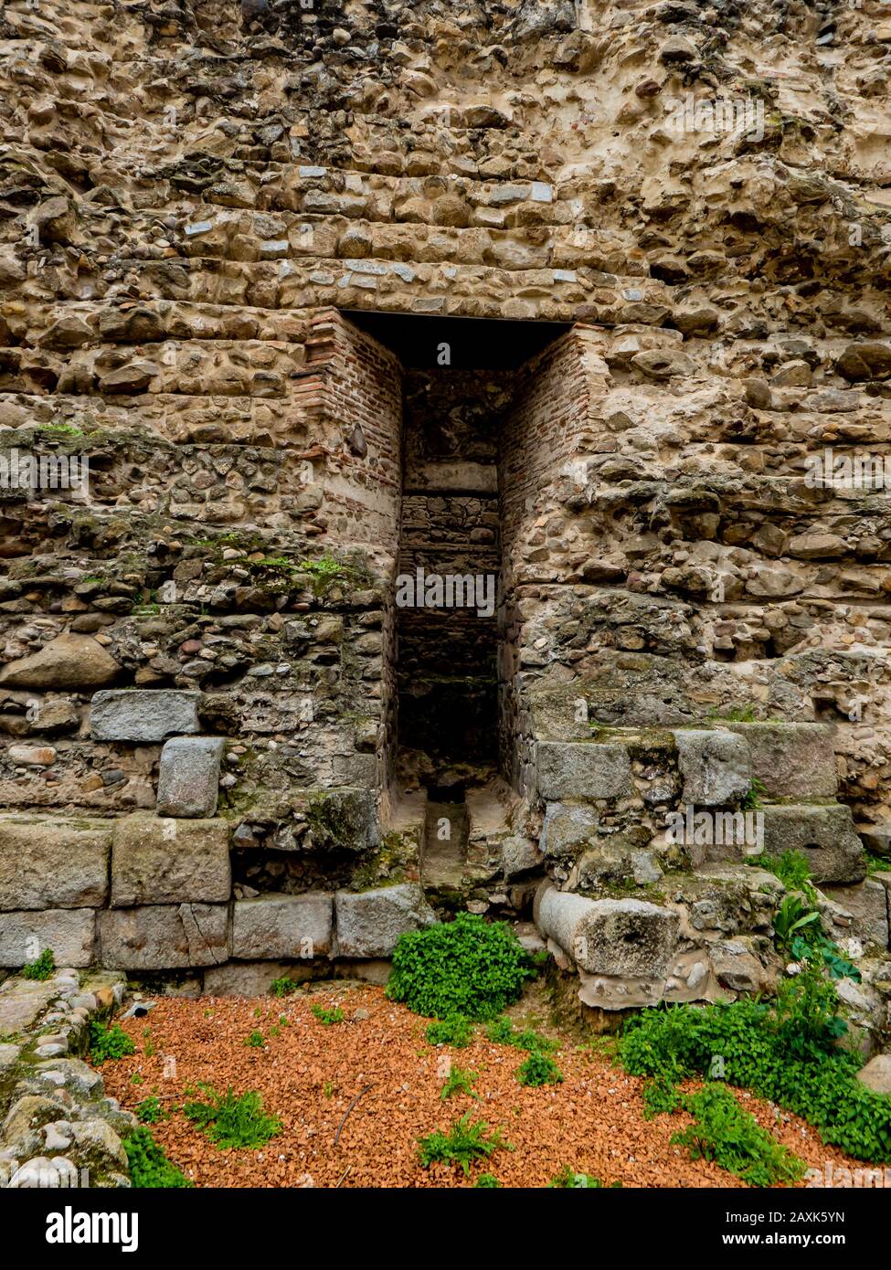 Albarran - alte Steinmauer der Stadtmauern von Talavera de la Reina. Detail eines kleinen Tores. Aktuelle Wälle werden auf das IX. Jahrhundert datiert Stockfoto