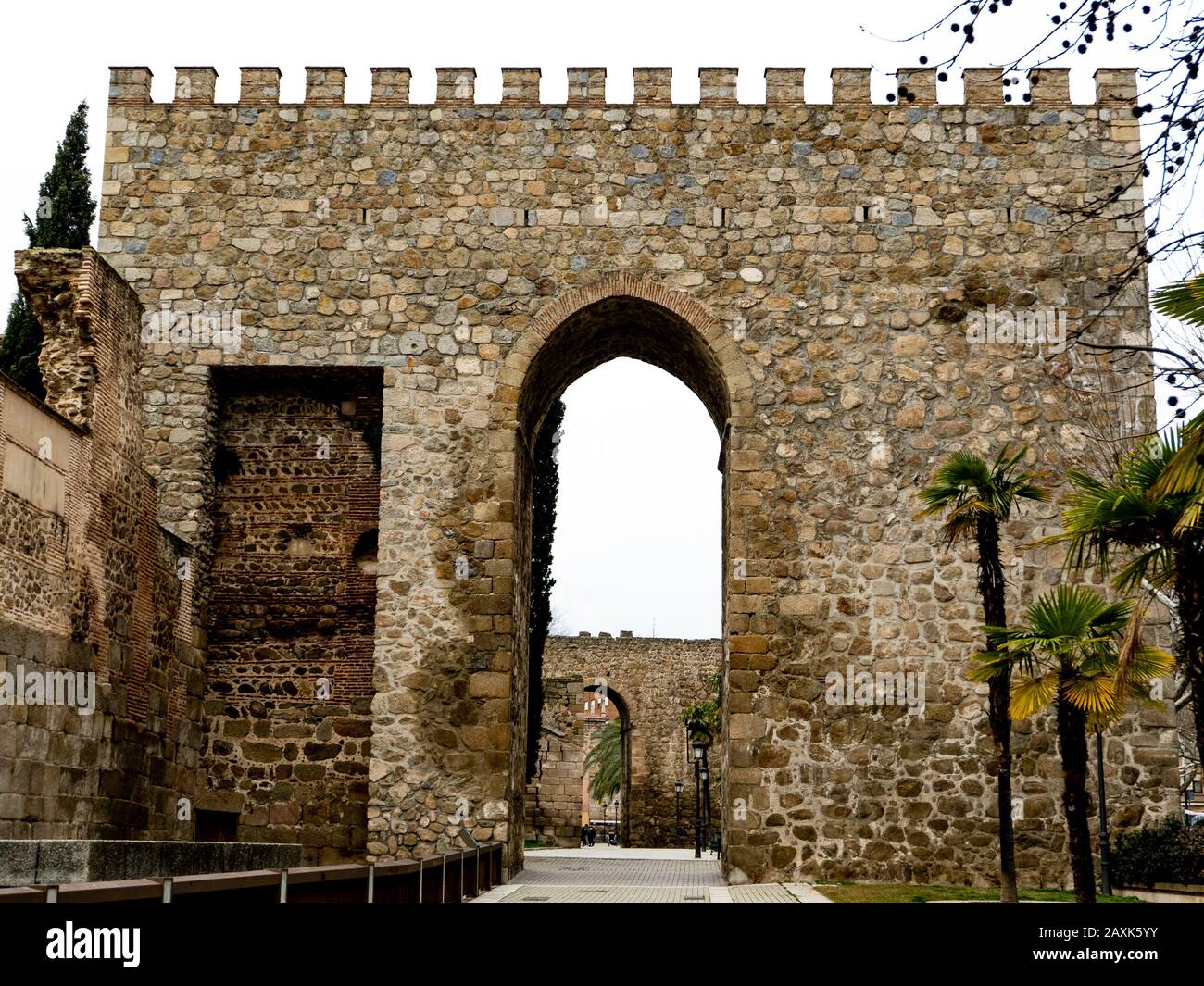 Albarran, alter Turm der Befestigungsmauern von Talavera de la Reina. Die heutigen Wälle sind auf das IX. Jahrhundert datiert, wurden aber über alten römischen Wällen errichtet. Stockfoto