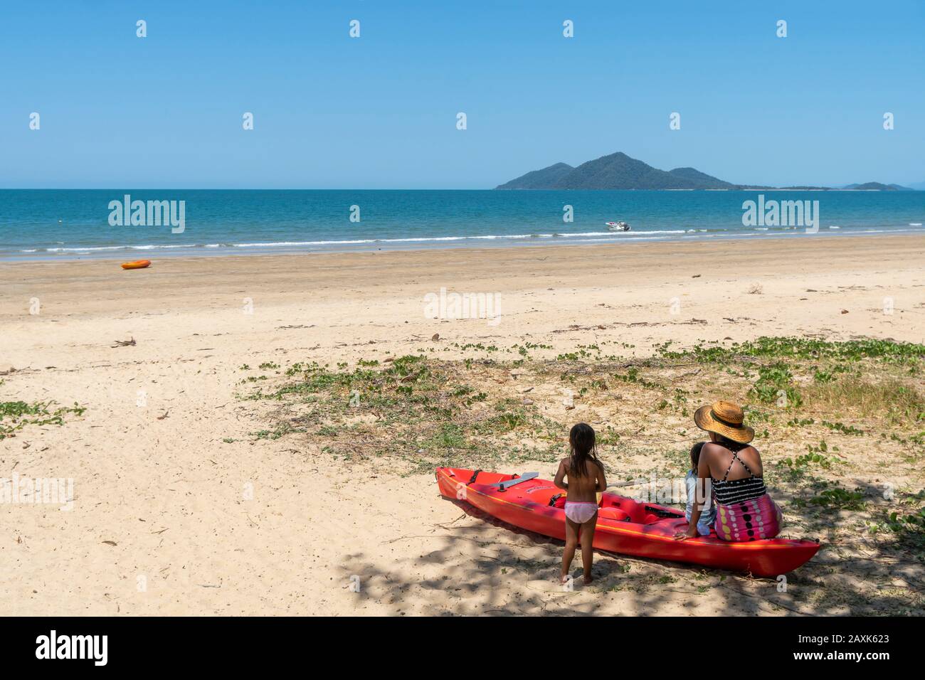 Australien, Mission Beach, Dream Beach, Mother and Kids with Kayak Stockfoto