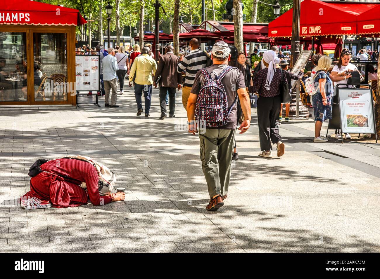 Frau fleht auf Champs-Élysées Paris France Europe Stockfoto