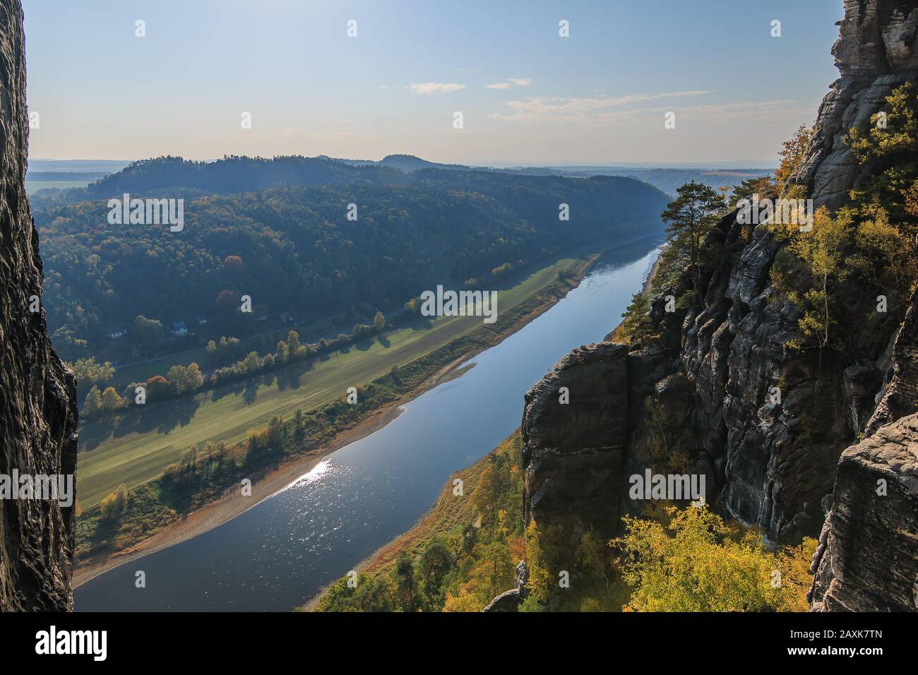 Panoramablick auf das Elbtal in der Sächsischen Schweiz von der Bastei-Brücke mit Felsen des Elbsandsteingebirges. Sonniger Tag mit blauem Himmel Stockfoto