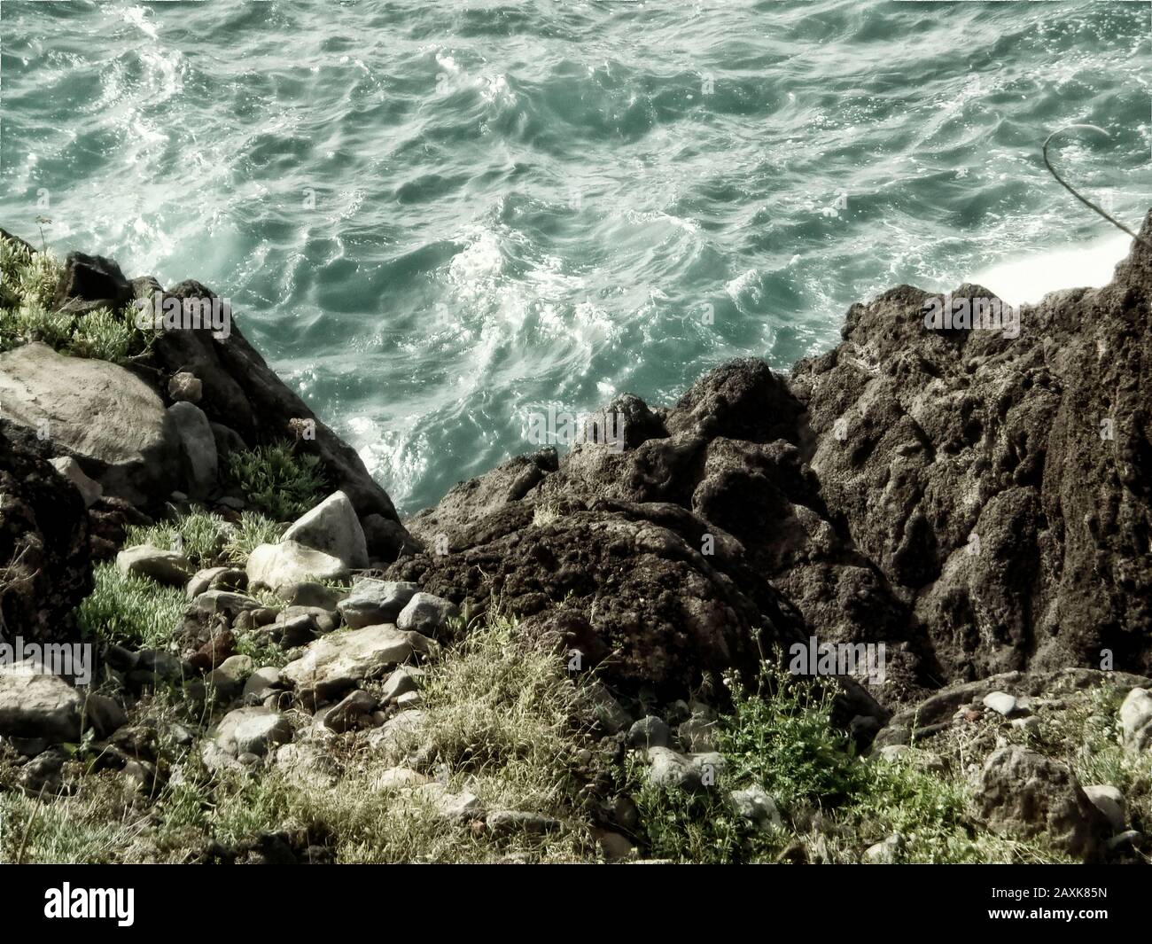 Abstraktes Meer von Wellen, die über Lavagesteine im Nordatlantik vor Madeira, Portugal, der Europäischen Union hetzen Stockfoto
