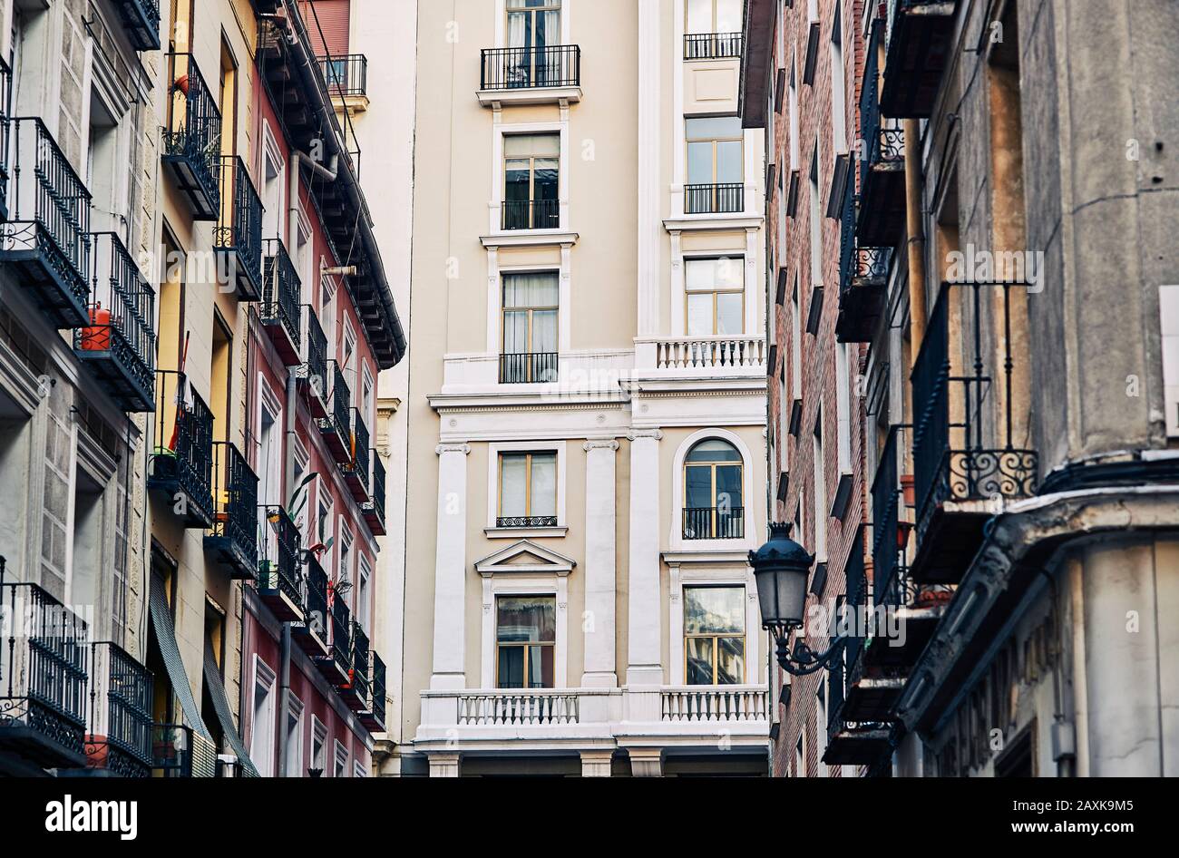 Typische klassische Gebäude in der Innenstadt von Madrid, Spanien. Stockfoto