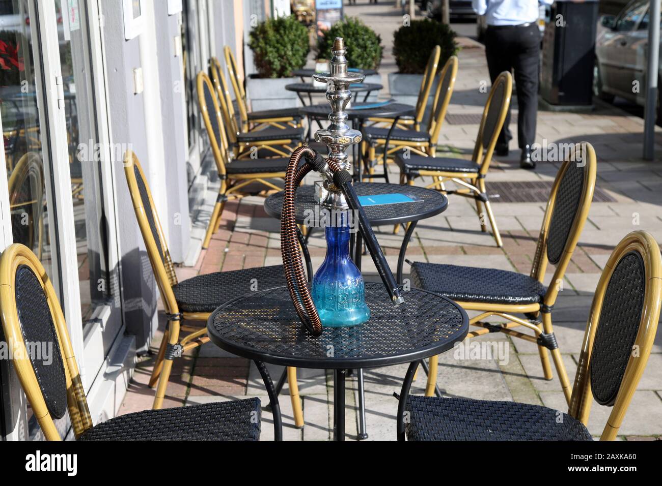 Hookah Pipe außerhalb von Lebanon Bar & Restaurant, High Street, Esher, Surrey, Großbritannien, Februar 2020 Stockfoto