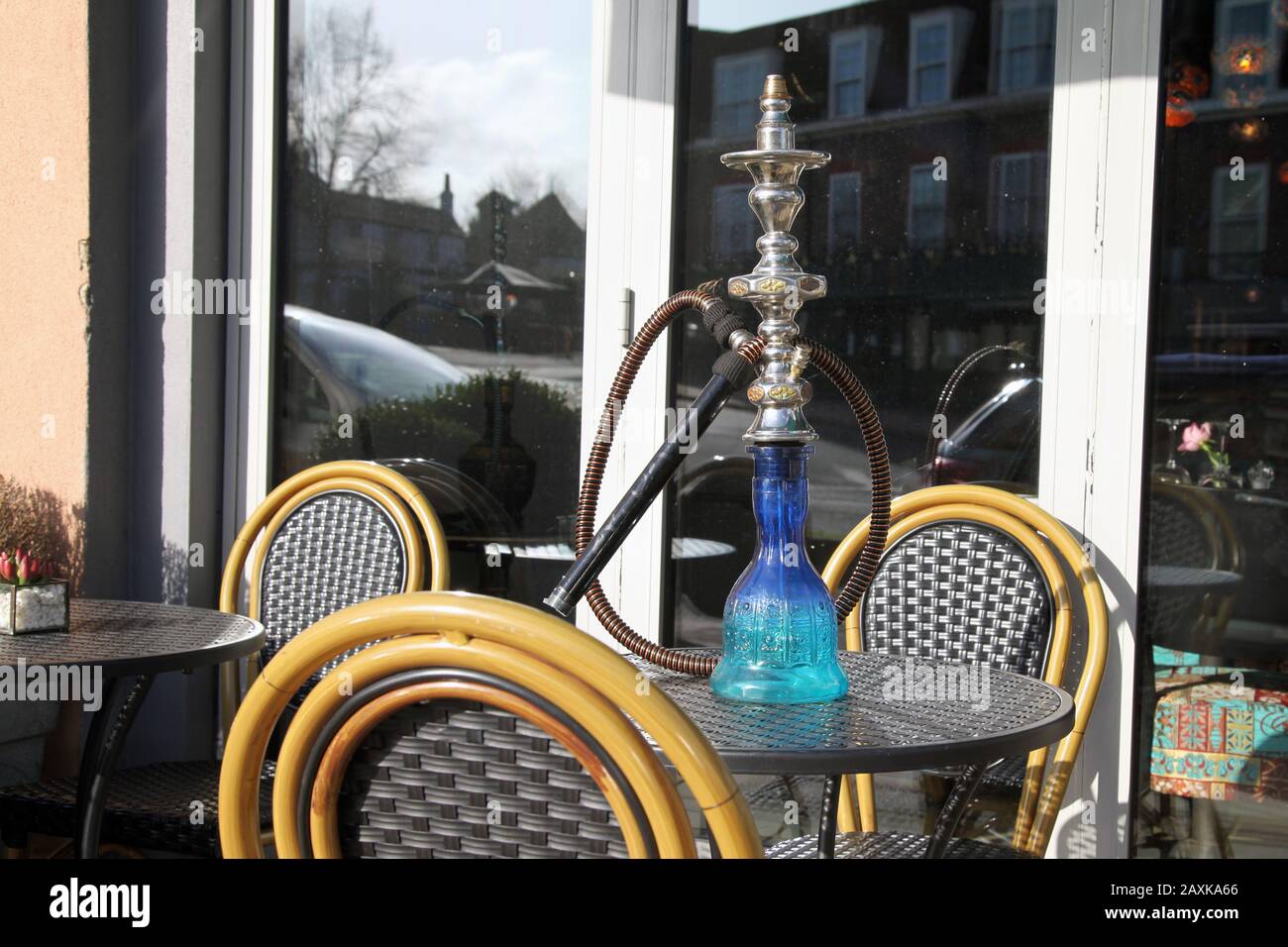Hookah Pipe außerhalb von Lebanon Bar & Restaurant, High Street, Esher, Surrey, Großbritannien, Februar 2020 Stockfoto