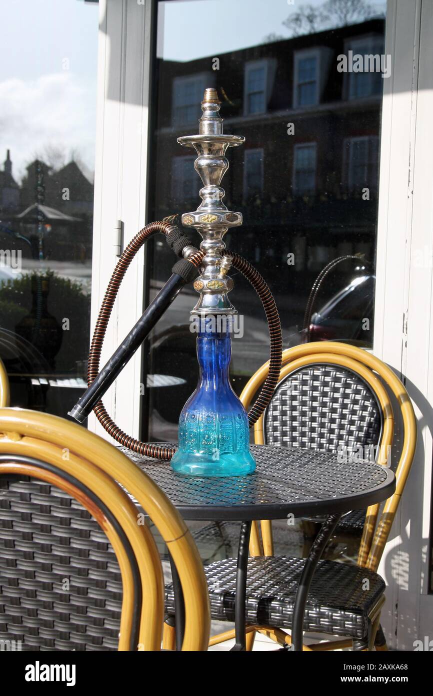 Hookah Pipe außerhalb von Lebanon Bar & Restaurant, High Street, Esher, Surrey, Großbritannien, Februar 2020 Stockfoto