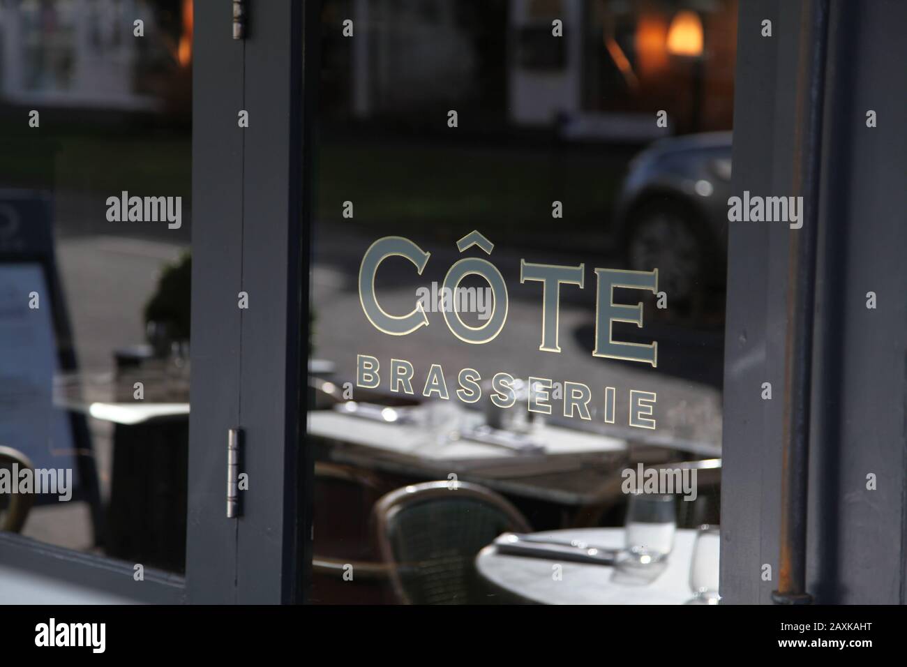 Côte Brasserie Signage on Reflected Window, Esher, Surrey, Großbritannien, Februar 2020 Stockfoto