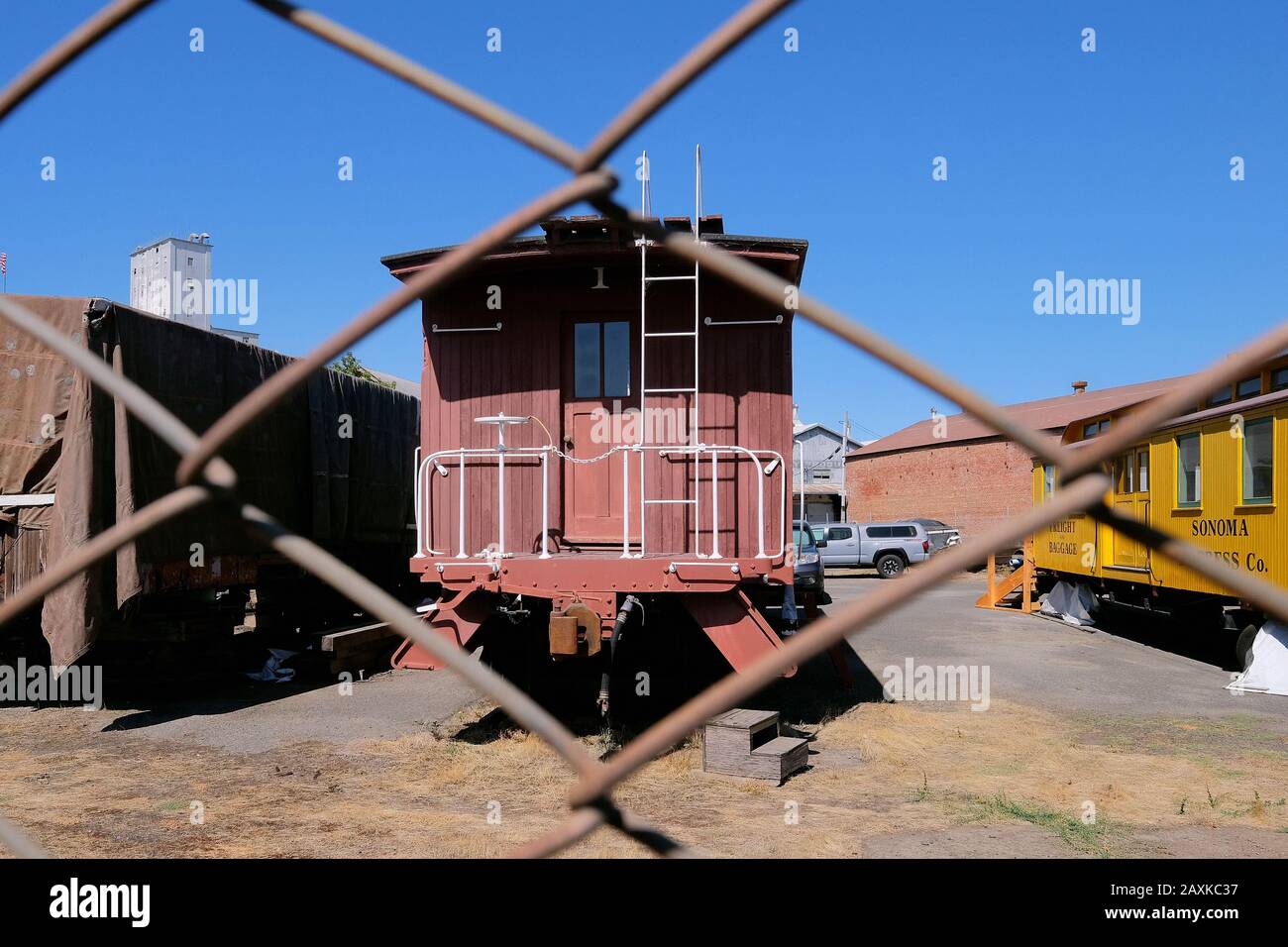 Alter Eisenbahnwagen hinter einem Zaun, Petaluma, Kalifornien, USA Stockfoto