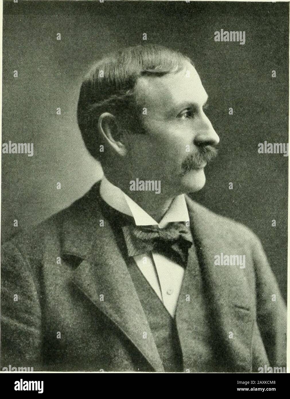 Biographische Aufzeichnung; dieser Band enthält biographische Skizzen führender Bürger von Houghton, Baraga und Marquette Counties, Michigan .. . nt der lat-ter Teil ihres Lebens in Houghton County. Cornelius Ryan kam aus Ire-land, als ein junger Mann, der in Wisconsin lokalisiert wurde, aber nach einiger Zeit mit seiner Frau und Familie wieder nach Houghton County, Michigan zog, wo sie starben, Herr Ryan erreichte das Alter von 74 Jahren. Herr und Frau Ryan hadfour Kinder, von denen eines in den Kinderschuhen starb. John R. Ryan war etwa zwei Jahre alt, als seine Eltern in das Houghton County zogen, wo er aufgezogen und erzogen wurde. Stockfoto