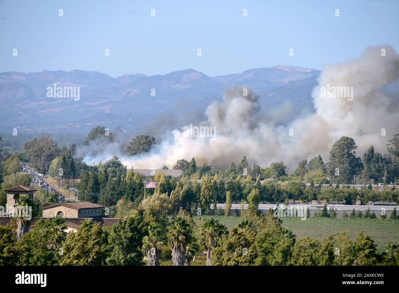 Großfeuer im Weinanbaugebiet von Sonoma County, Kalifornien, USA Stockfoto