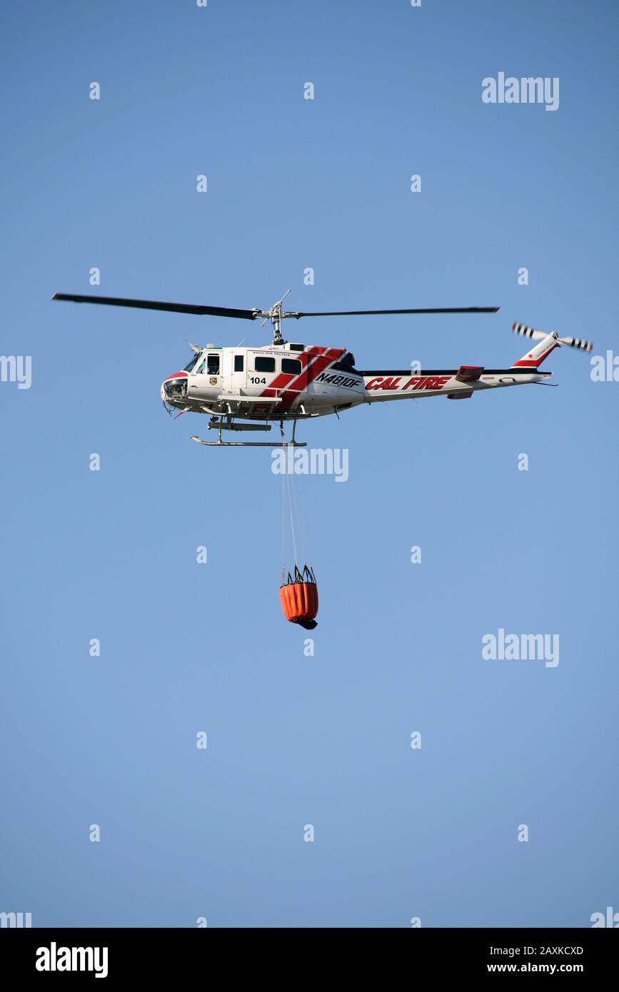 Der Hubschrauber der California Cal Fire Department transportiert das Löschwasser bei einem Großbrand im Weinanbaugebiet Sonoma County, Kalifornien, USA Stockfoto