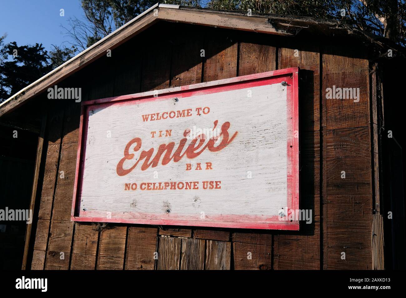 Willkommensschild für Ernie's Tin Bar am Lakeville Highway, Petaluma, Kalifornien, USA Stockfoto