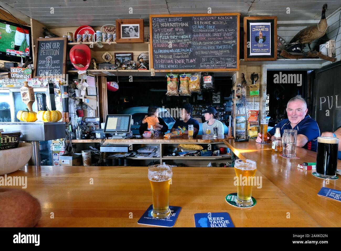 Bar mit Bier in der Ernie's Tin Bar am Lakeville Highway, Petaluma, Kalifornien, USA Stockfoto
