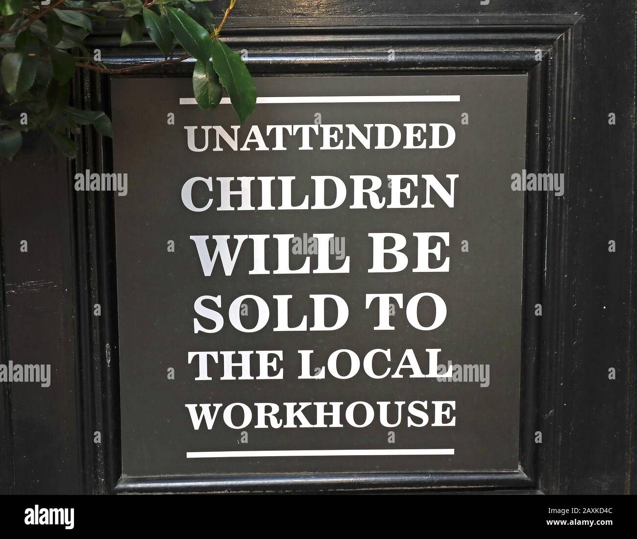 Schild, unbeaufsichtigte Kinder, werden verkauft, an das lokale Arbeitshaus, viktorianisches Pub-Schild Stockfoto