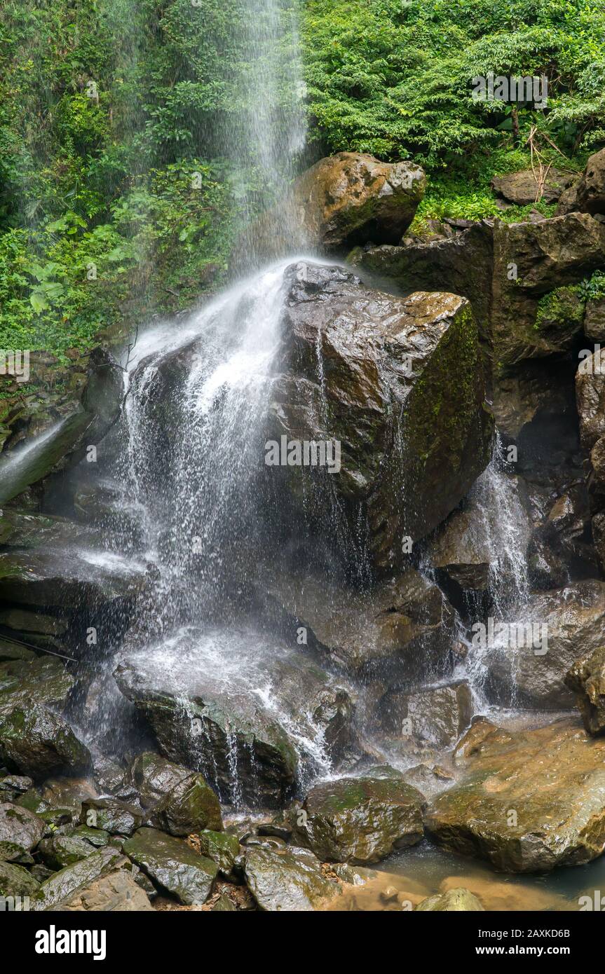 Kleiner Wasserfall schlagen und Spritzen auf der Oberfläche der harten Felsen, in der Nähe von Taipei, Taiwan - an einem sonnigen Tag im Sommer Stockfoto