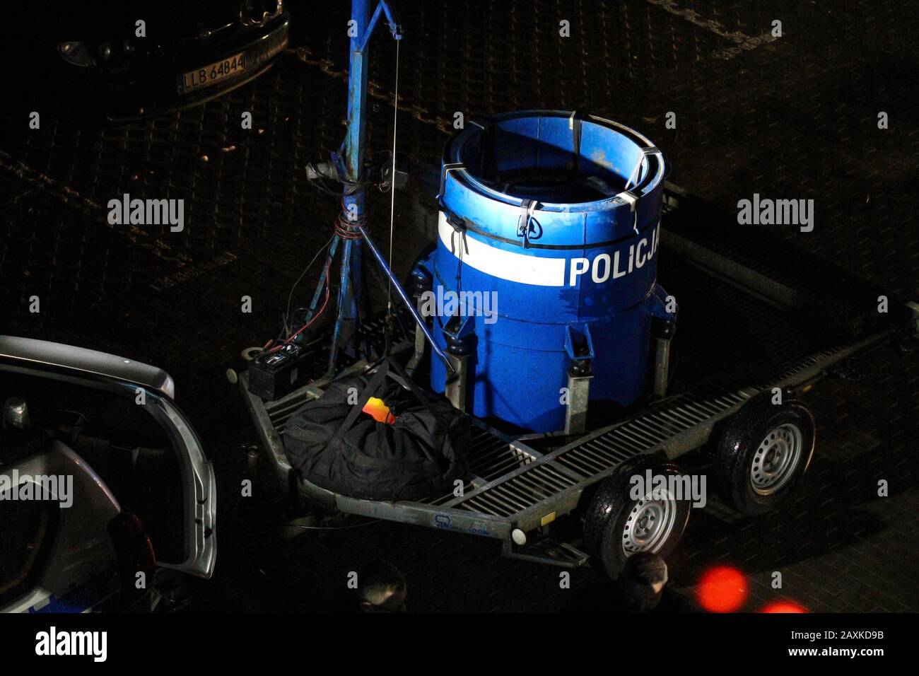 Lubartow, Polen - 11. februar 2020: Transportfass der Polizeibombenentsorgungseinheit während der Aktion der Neutralisierung von gefährlichen explosiven Stoffen gefunden Stockfoto