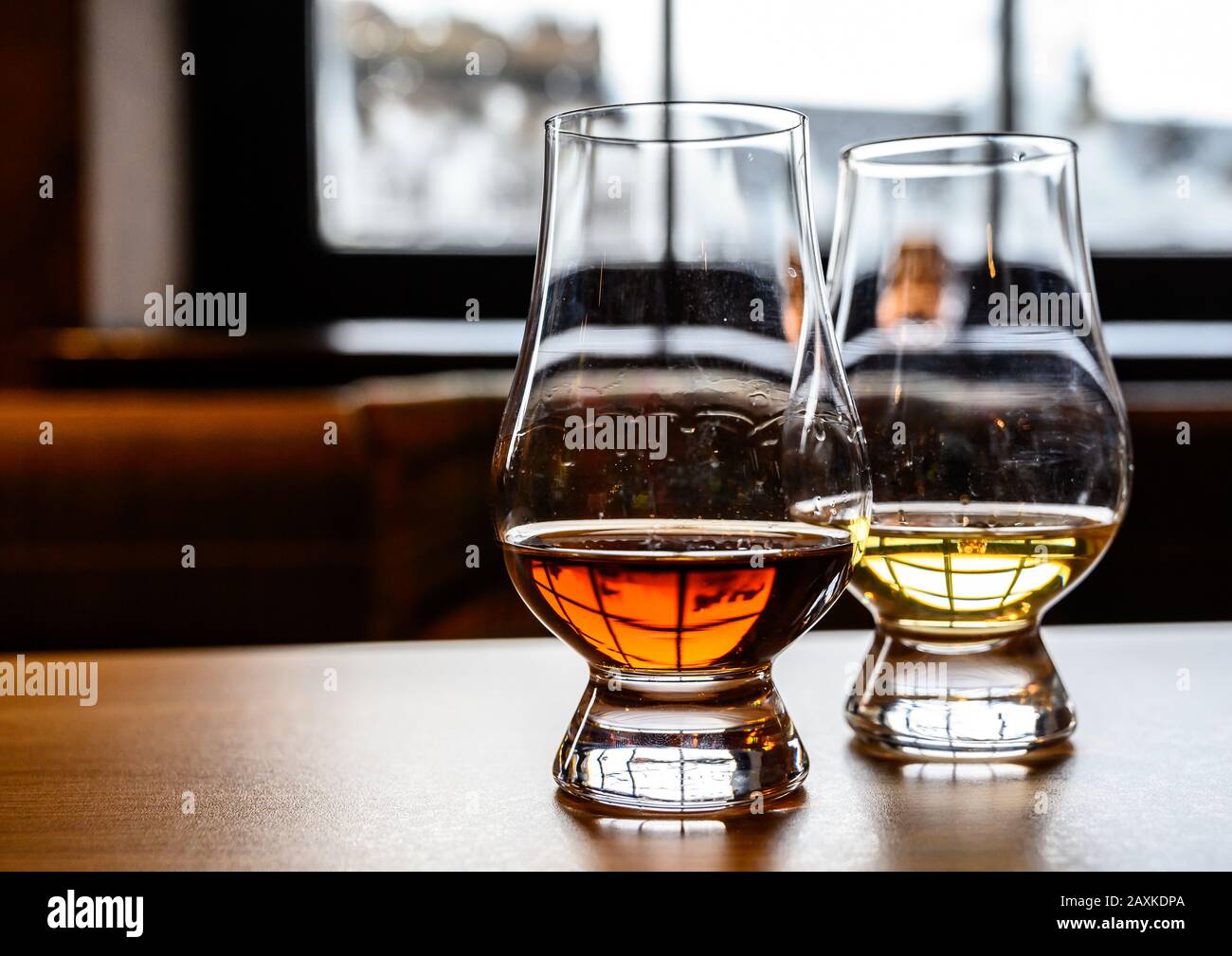 Flug von schottischem Whisky, Verkostung von Brillen mit verschiedenen Malts  oder Blended Whisky Spirits auf Brennerei-Tour in Schottland,  Großbritannien Stockfotografie - Alamy