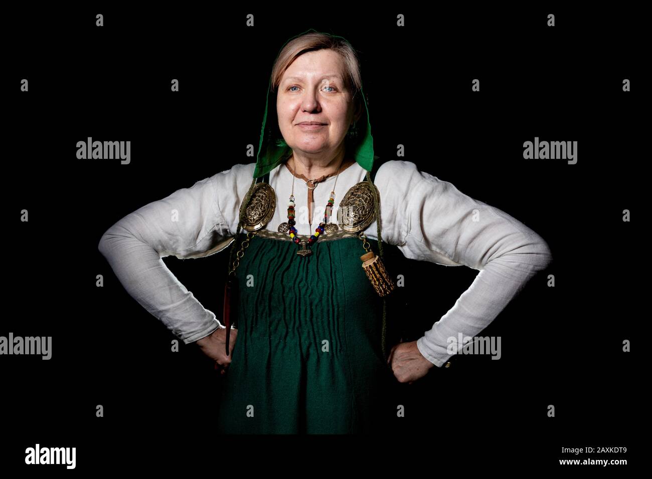 Studio-Porträt einer reifen blonden Frau in einem wikinger-kostüm. Porträt  eines Liebhabers lebendiger Geschichte. Das Kostüm ist historisch  handgenäht Stockfotografie - Alamy