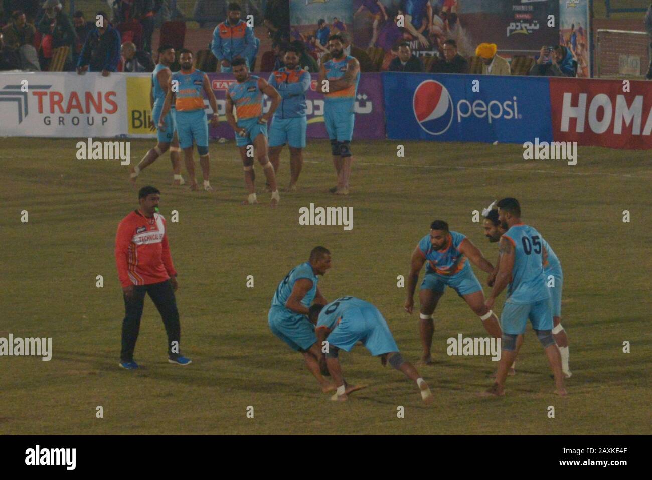 Kabaddi Spieler scheinen während des Spiels zwischen Indien und Sierra Leone im Einsatz zu sein, da indische Kabaddi Mannschaft während Der Kabaddi Weltmeisterschaft 2020 im Punjab Stadium Lahore um 18-45 gewinnt. Kabaddi WM 2020 beginnt in Pakistan. Alles ist für die "Kabaddi WM 2020" vorgesehen, die vom 09. Bis 16. Februar in drei Städten Lahore, Faisalabad und Gujrat veranstaltet wird. Die Veranstaltung wird gemeinsam von der Regierung Punjab, dem Sportvorstand Punjab (SBP) und der pakistanischen Kabaddi Federation (PKF) organisiert. (Foto von Rana Sajid Hussain/Pacific Press) Stockfoto