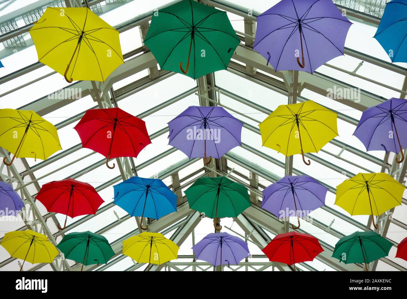 Bunte Sonnenschirme Als Dekoration In Der Luft Mit Gläserner Deckenfeier und Dekoration Stockfoto