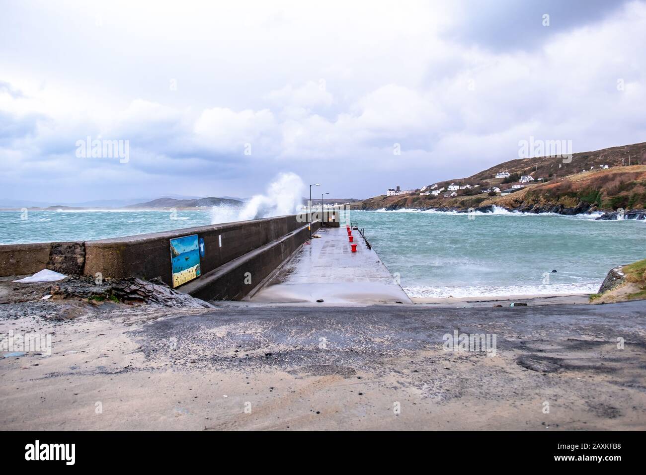 Portnoo, COUNTY DONEGAL/IRLAND - 10. FEBRUAR 2020: Wellen, die im Sturm Ciara in den Hafen stürzen. Stockfoto