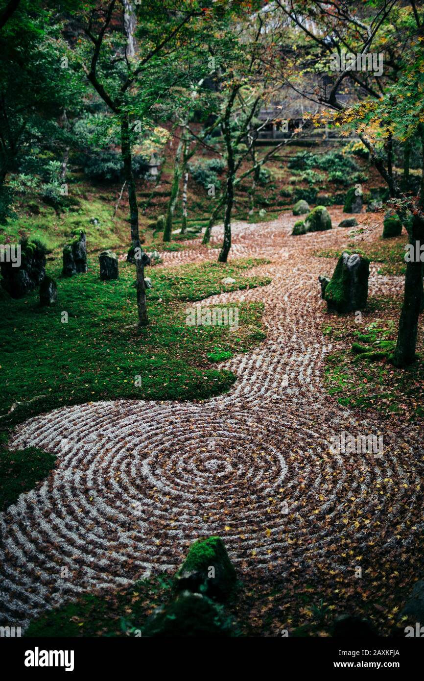 Schotterweg mit konzentrischen Mustern an einem Zen-Felsengarten. Stockfoto