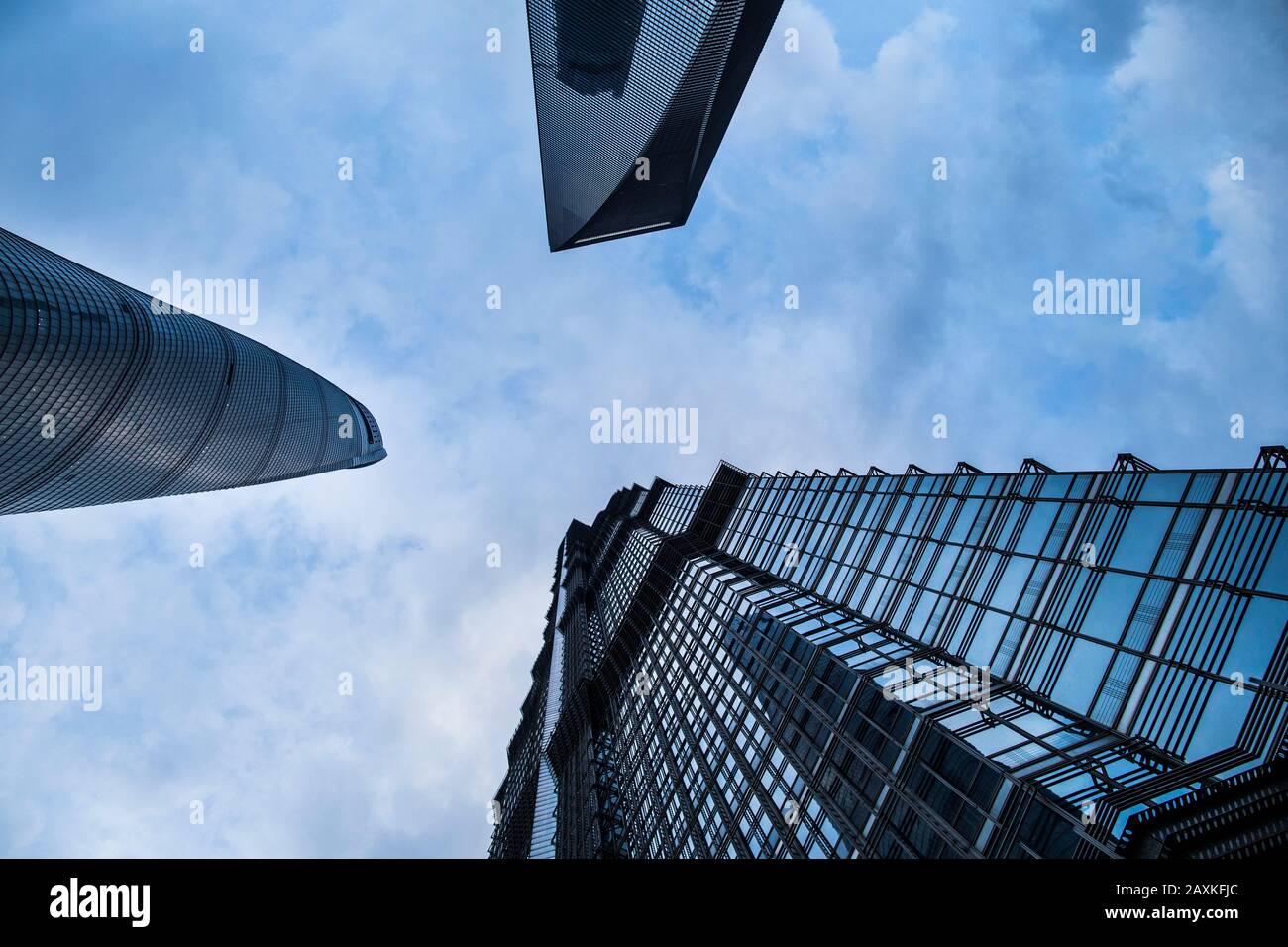 Niedrige Winkelansicht der Wolkenkratzer, die in den Himmel steigen. Stockfoto