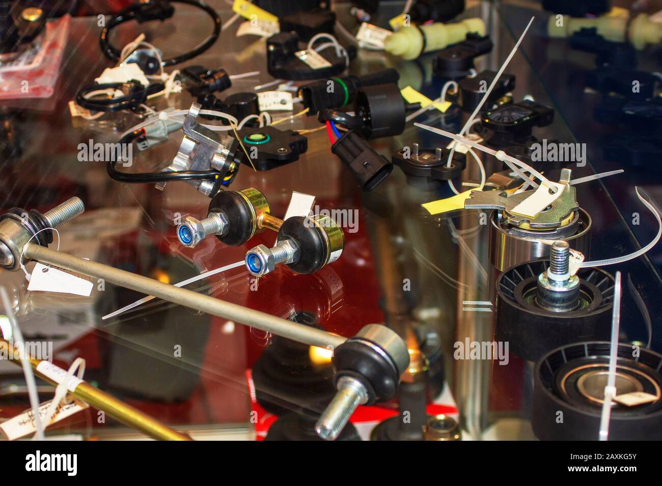 Auto-Ersatzteilauto im Hintergrund. Set mit vielen Ersatzteilen für Shop oder Aftermarket Stockfoto