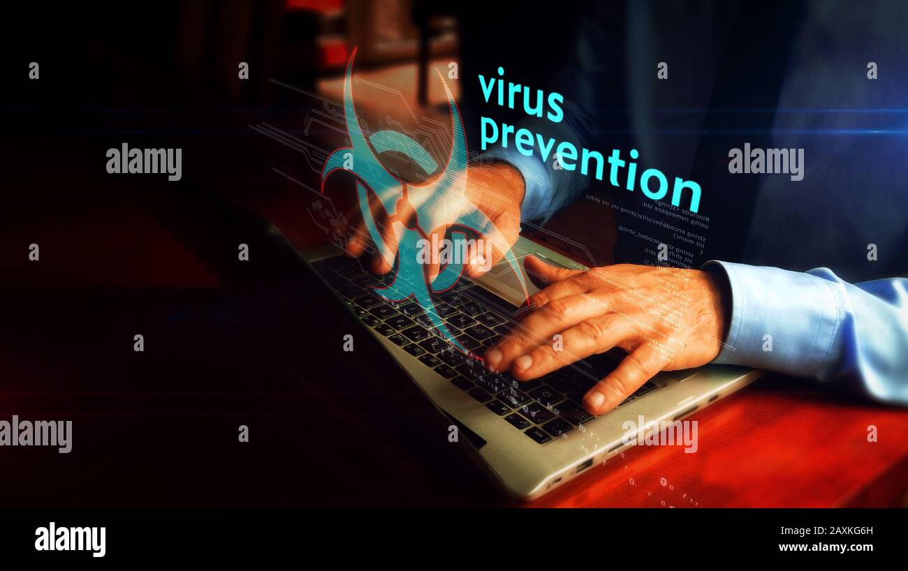 Mann, der auf einem Laptop mit einem Hologramm-Bildschirm mit Virenschutz über die Tastatur tippt. Konzept der Suche nach Informationen über Gesundheitsversorgung, Prävention und Epidemie w Stockfoto