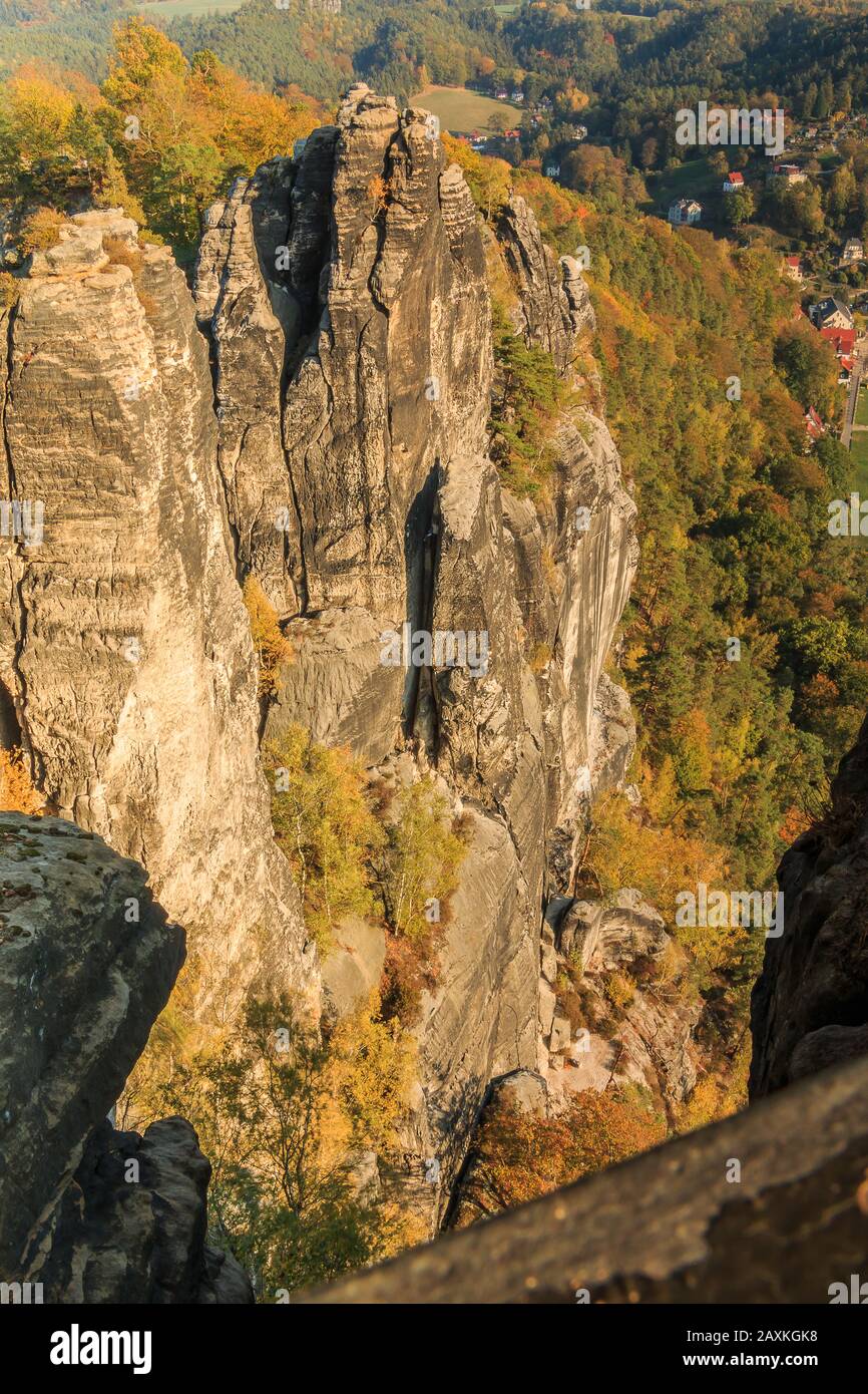 Blick auf die Felsen im Elbsandsteingebirge von der Bastei-Brücke. Felsformation, Sonnenschein, Bäume und Häuser mit dem Elbtal. Klettern Stockfoto