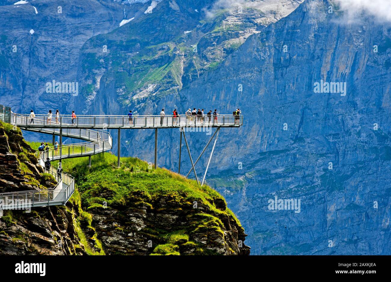 Bergpfad und Plattform Erster Cliff Walk präsentiert von Tissot gegen die Felswände der Berner Alpen, Grindelwald, Berner Oberland, Schweizlan Stockfoto