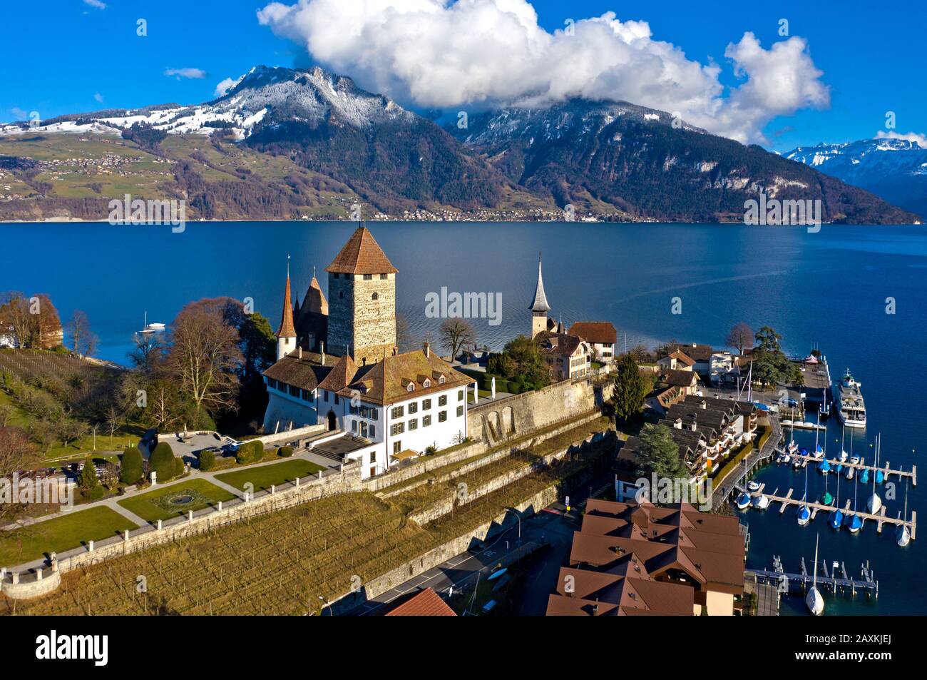 Schloss Spiez auf einer Halbinsel am Thunersee, Thunersee, Spiez, Kanton Bern, Schweiz Stockfoto