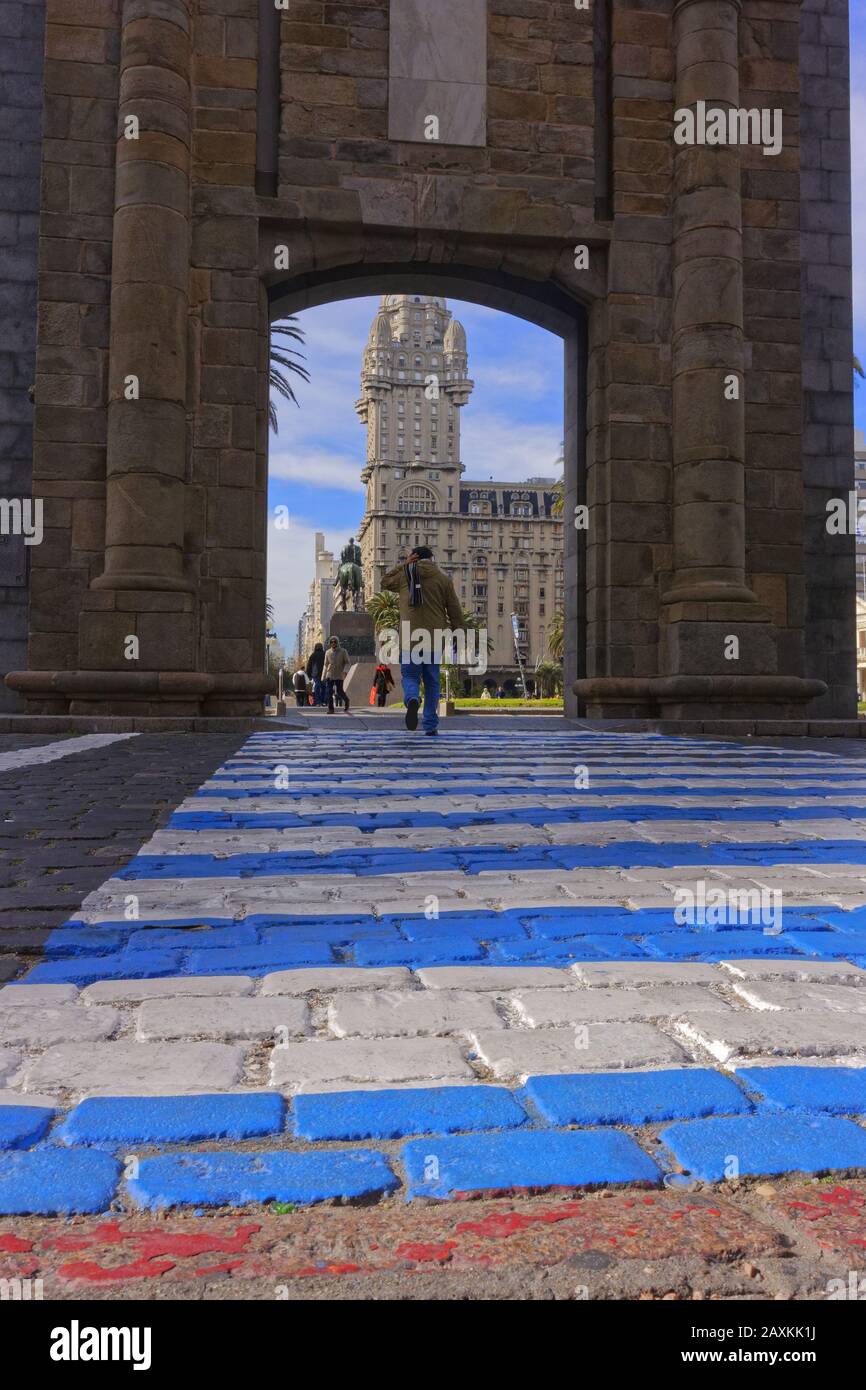 Vertikale Aufnahme einer Person, die die Puerta de la betritt Ciudadela in Uruguay Stockfoto
