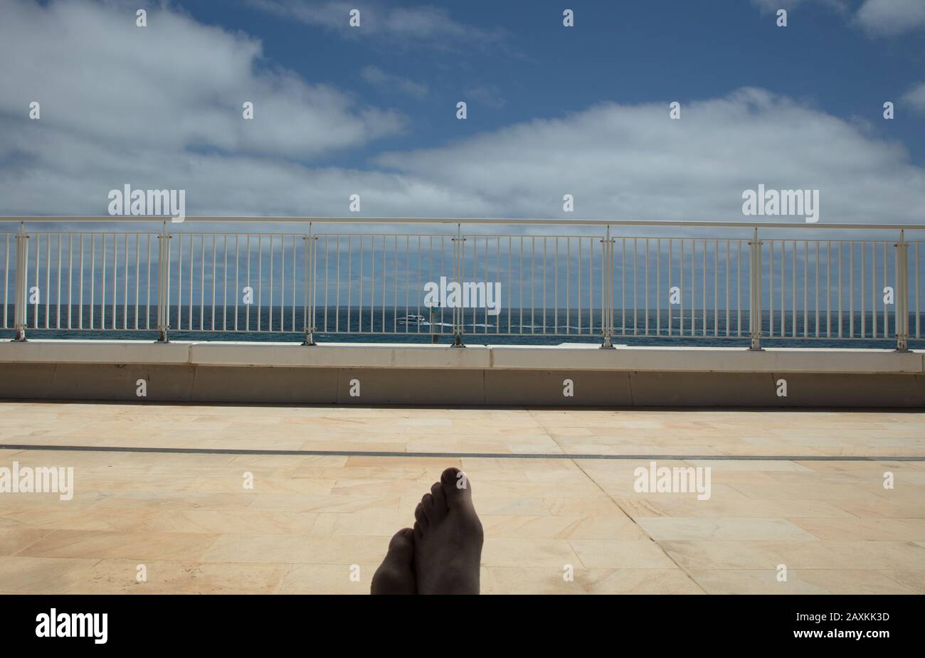 Tourist gesehen entspannend am City Beach, Perth, Australien, mit Blick auf den Indischen Ozean. Stockfoto