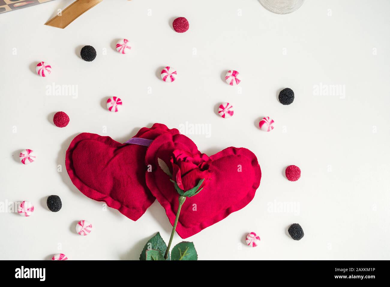 Zwei Herzen und rote Rose mit Süßigkeiten Stockfoto