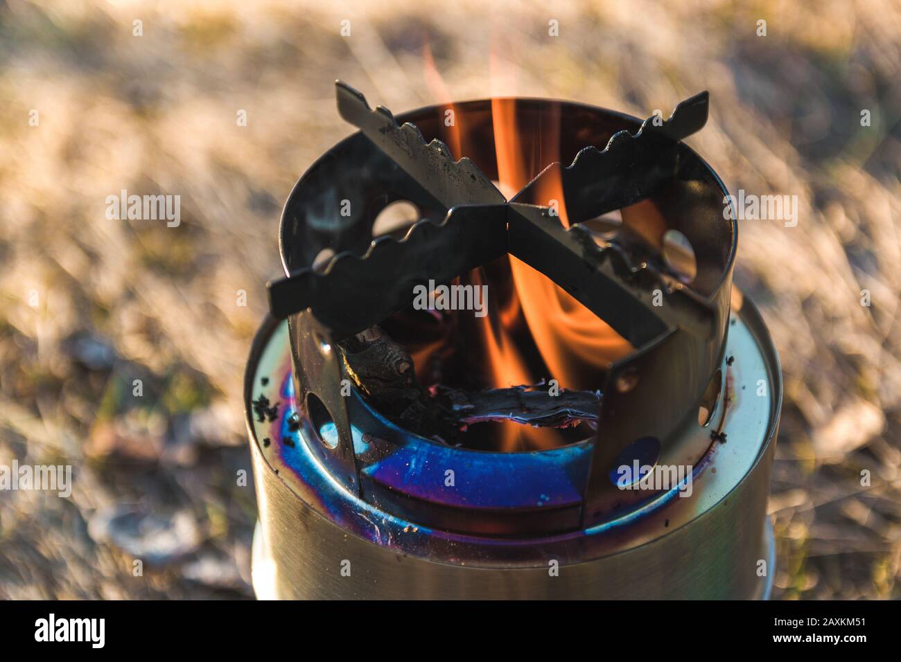 Nahaufnahme der Feuerflamme in einem tragbaren Holzbrenner Stockfoto