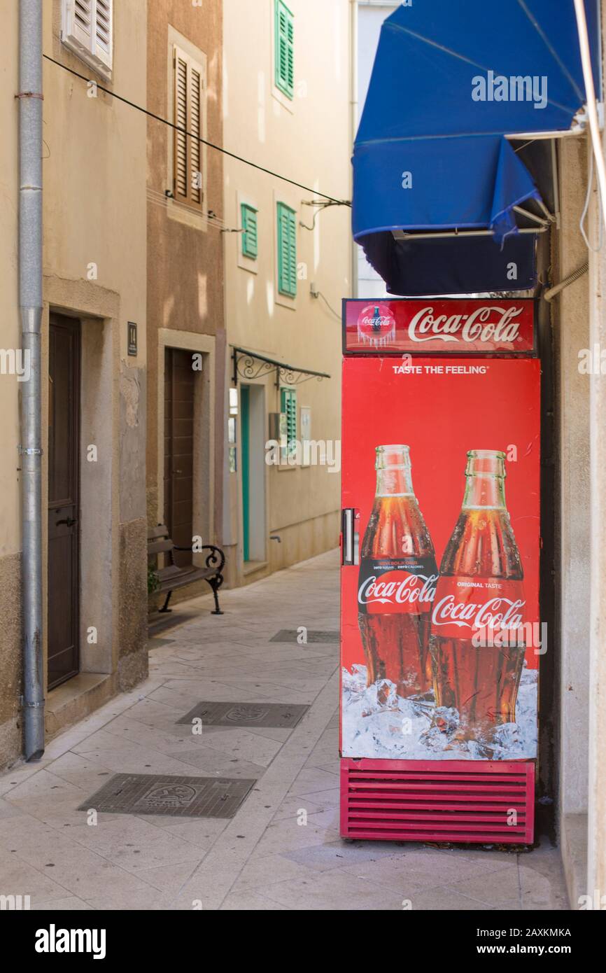 Blick auf eine Gasse in der Stadt Cres auf der Insel Cres, Kroatien Stockfoto