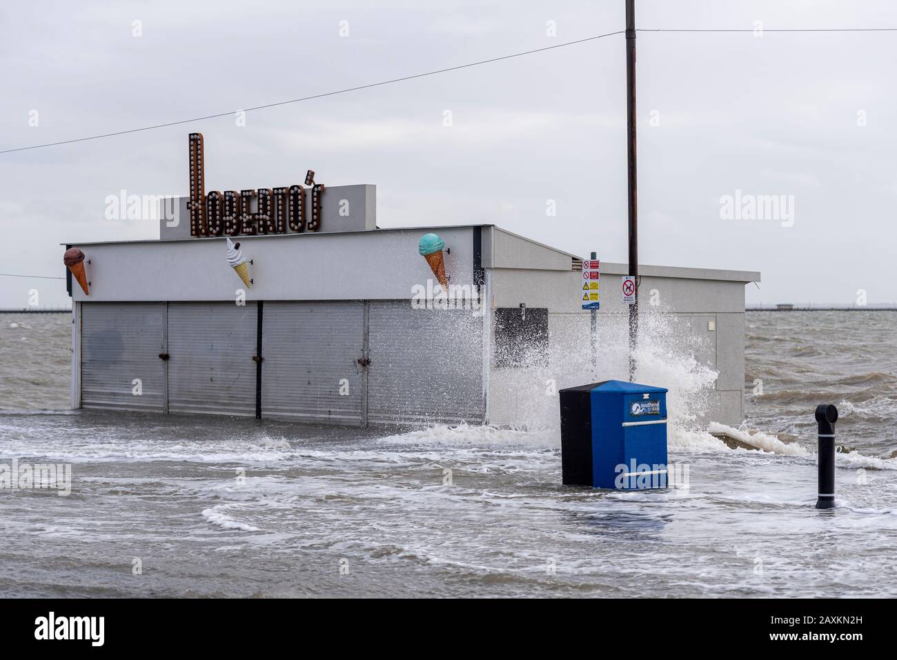 Roberto's Geschäfte am Meer sind von Überschwemmungen während der Flut Sturmflut nach Storm Ciara in Southend on Sea, Essex, Großbritannien, durchflutet. Überfüllt Stockfoto