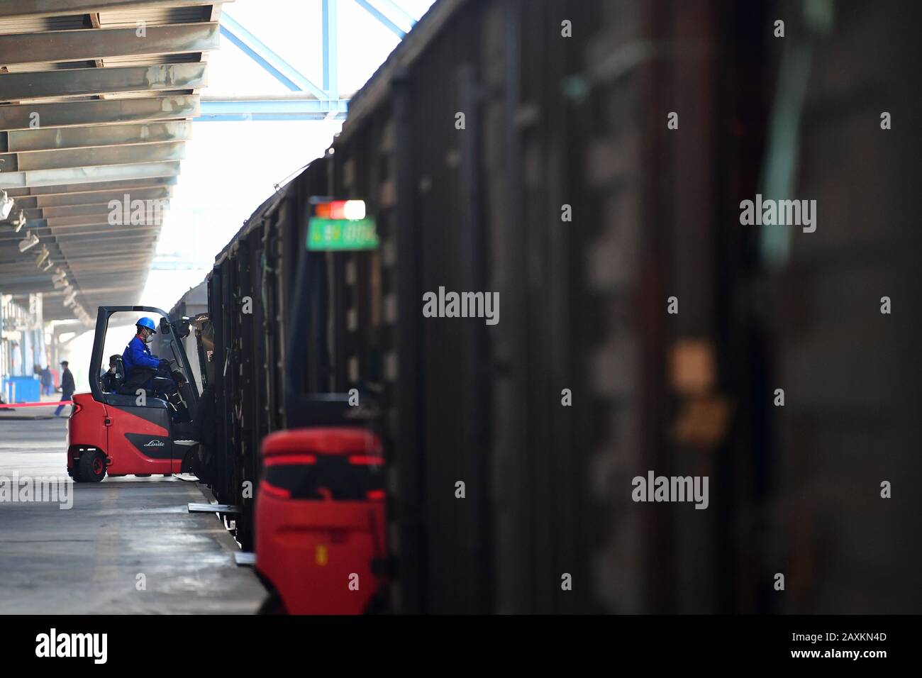 Lanzhou, Chinas Gansu-Provinz. Februar 2020. Mitarbeiter bringen Polypropylenmaterial für den medizinischen Einsatz in einen Güterzug mit Gabelstaplern in Lanzhou, nordwestchinesische Provinz Gansu, 12. Februar 2020. Lanzhou Petrochemical Company hat sich nach dem neuartigen Ausbruch des Coronavirus zur Arbeit geeilt, um dem steigenden Bedarf an medizinischem Material gerecht zu werden. Kredit: Chen Bin/Xinhua/Alamy Live News Credit: Xinhua/Alamy Live News Stockfoto