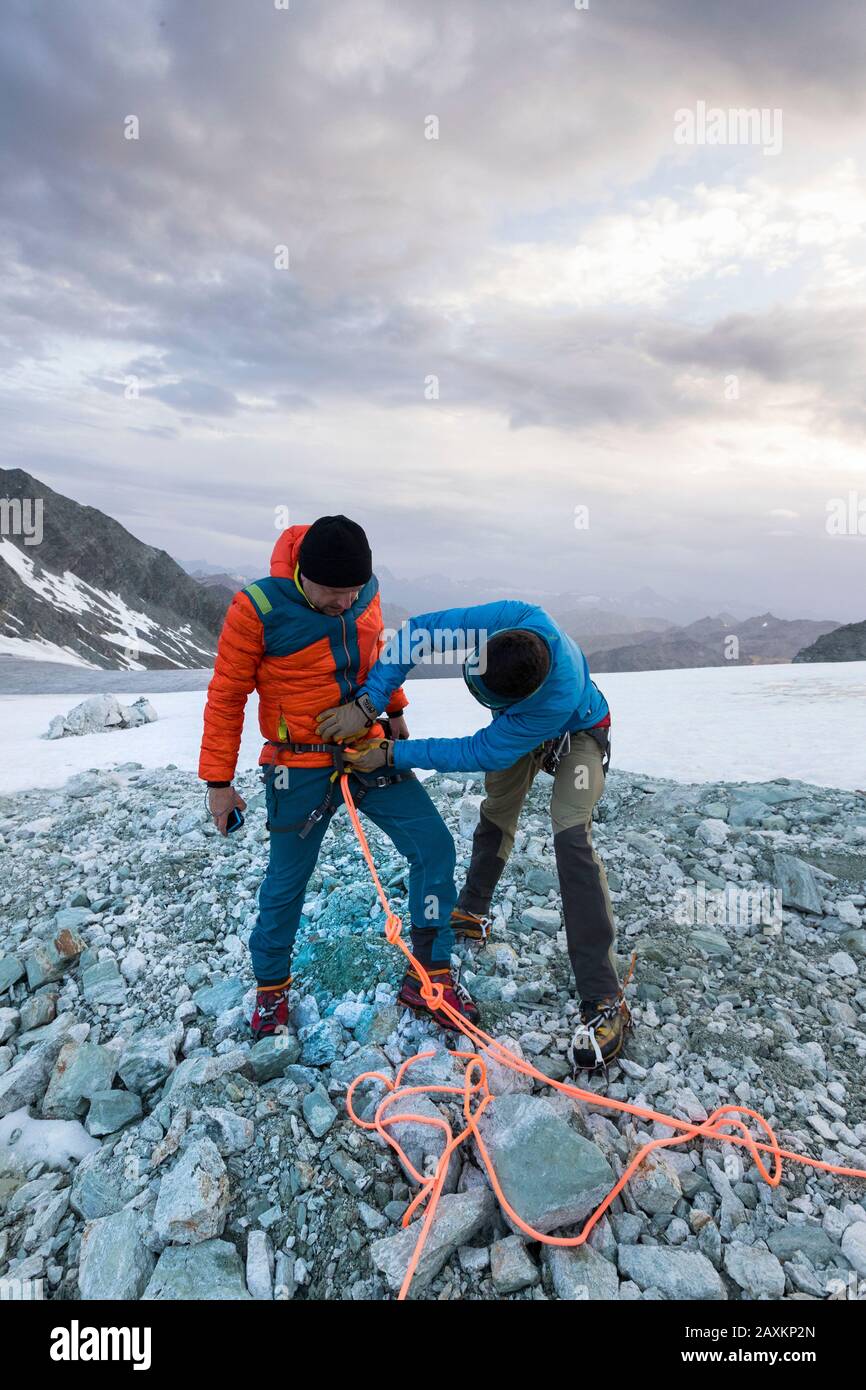 Bergsteiger auf dem Weg zum Bishorn-Gipfel, Seil in Sicherheit auf dem Gletscher Stockfoto