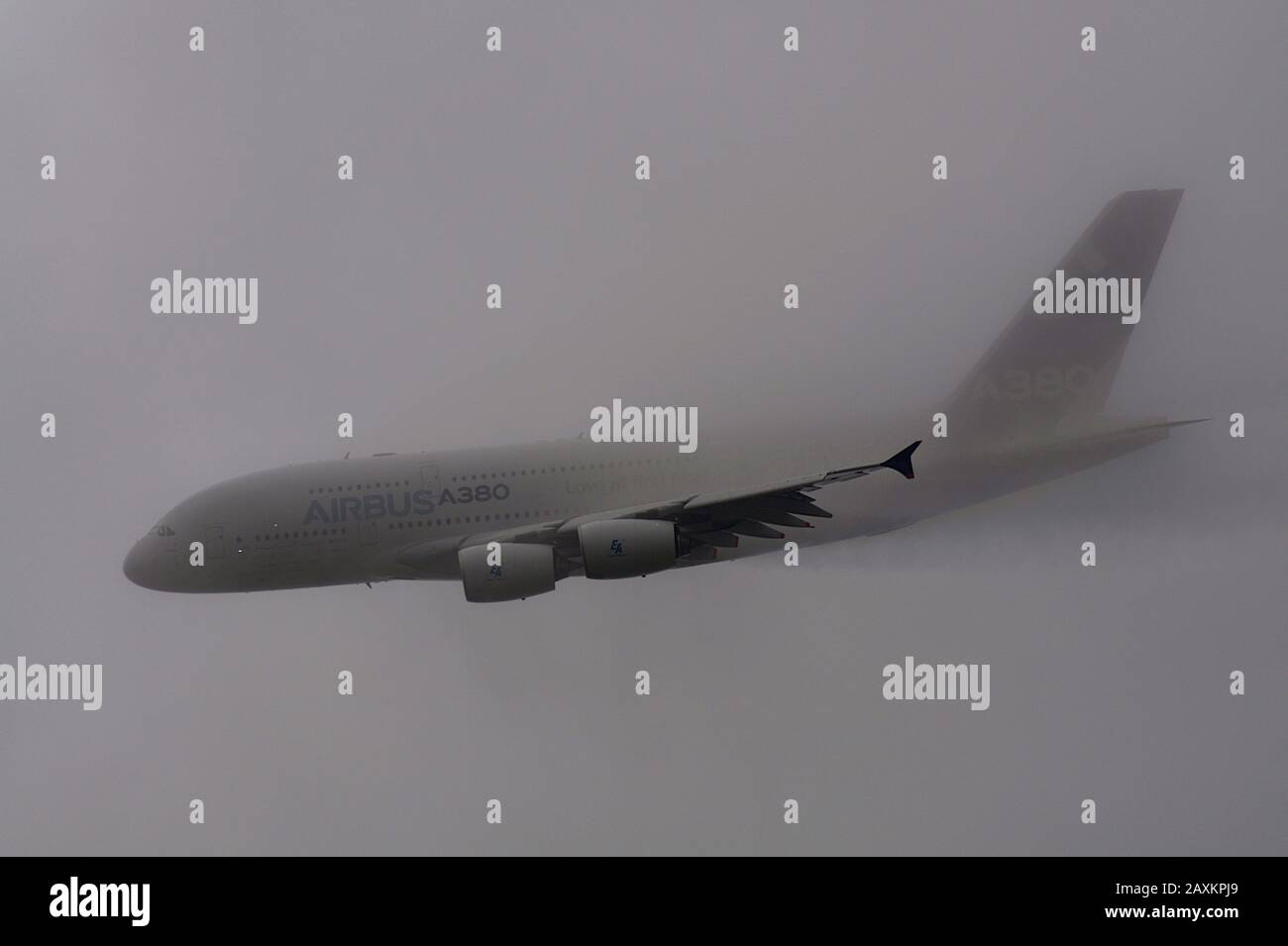 Luftlandedicateur, Der Durch Wolke und Regen Läuft Stockfoto