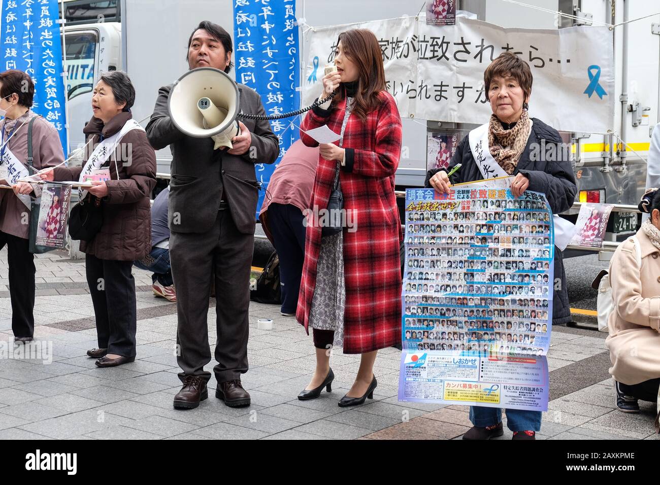 Tokio, JAPAN - 30. März 2019: Menschen demonstrieren auf der Straße in der Nähe des Ueno-Parks, um eine sofortige Rückkehr der von Nordkorea verschleppten japanischen Bürger zu fordern Stockfoto