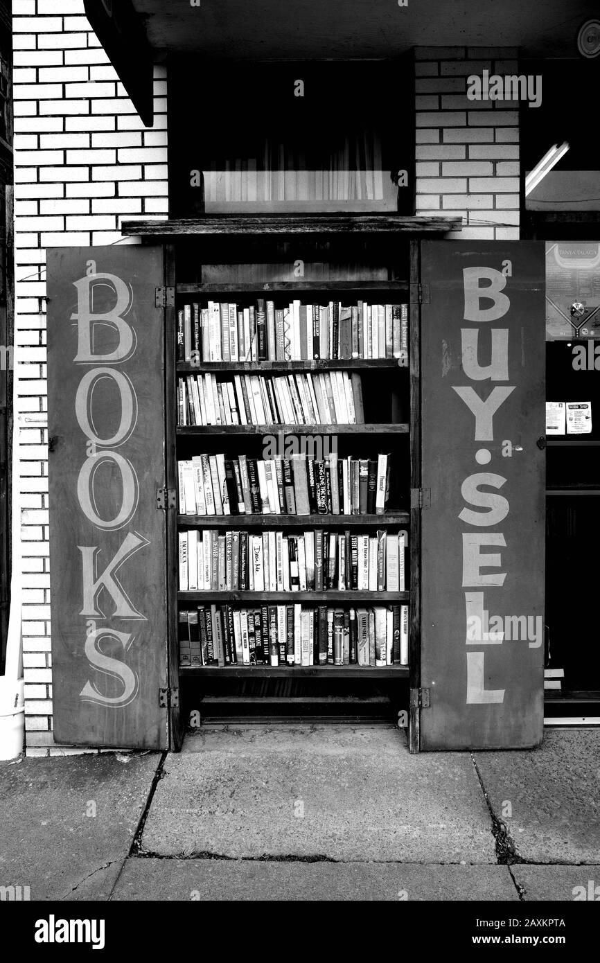Gebrauchte Bücher zum Verkauf auf Regalen außerhalb eines Buchladens. Stockfoto