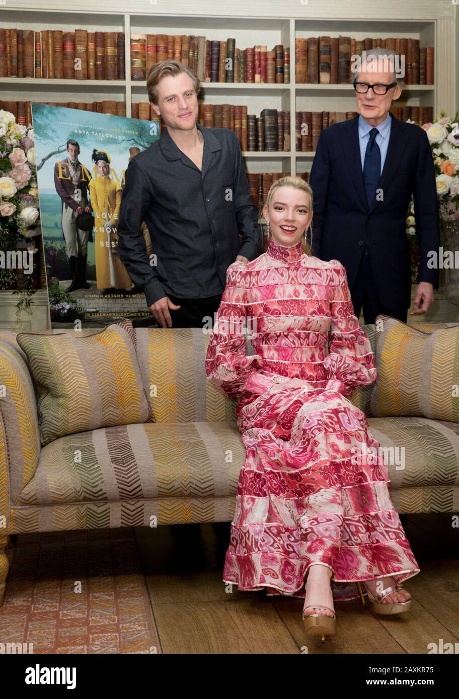 Anya Taylor-Joy mit (hintere Reihe von links nach rechts) Johnny Flynn und Bill Nighy, die an dem Fotoruf für den neuen Film Emma im Soho Hotel, London teilnehmen. Stockfoto