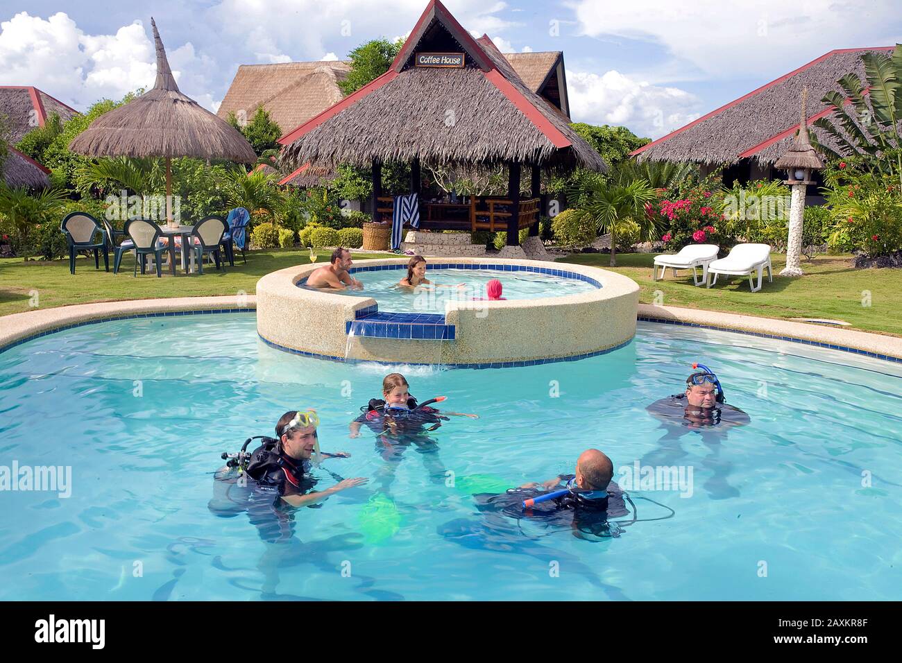 Sporttaucher, Anfängerkurs im Pool von Dolphin House, kleines Resort am weißen Strand, Moalboal, Cebu, Philippinen Stockfoto