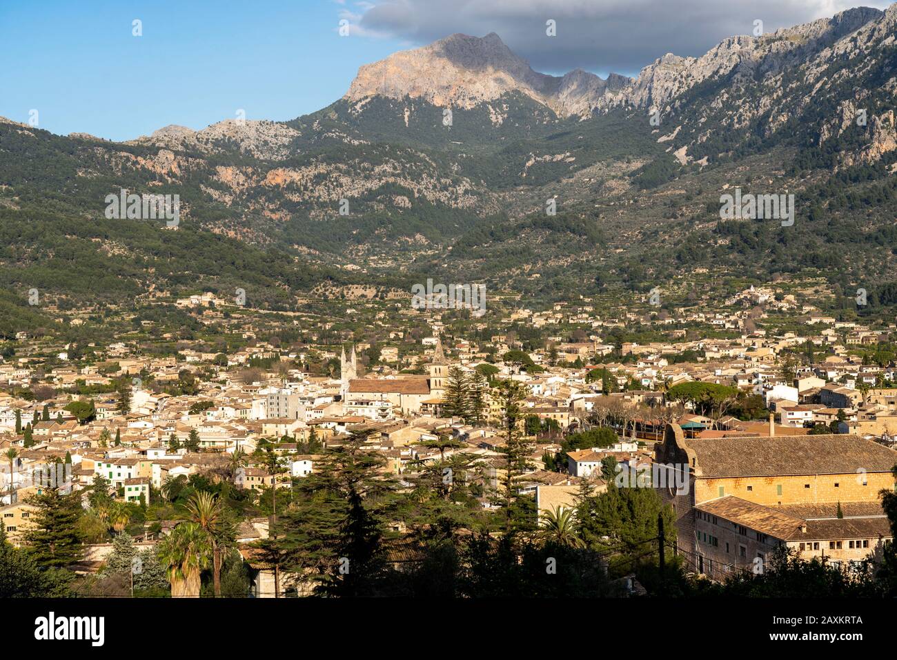 Die Stadt S-ller im Nordwesten der Insel, in der Nähe von Alconˆsser, Serra de Tramuntana, Mallorca, Spanien, Stockfoto